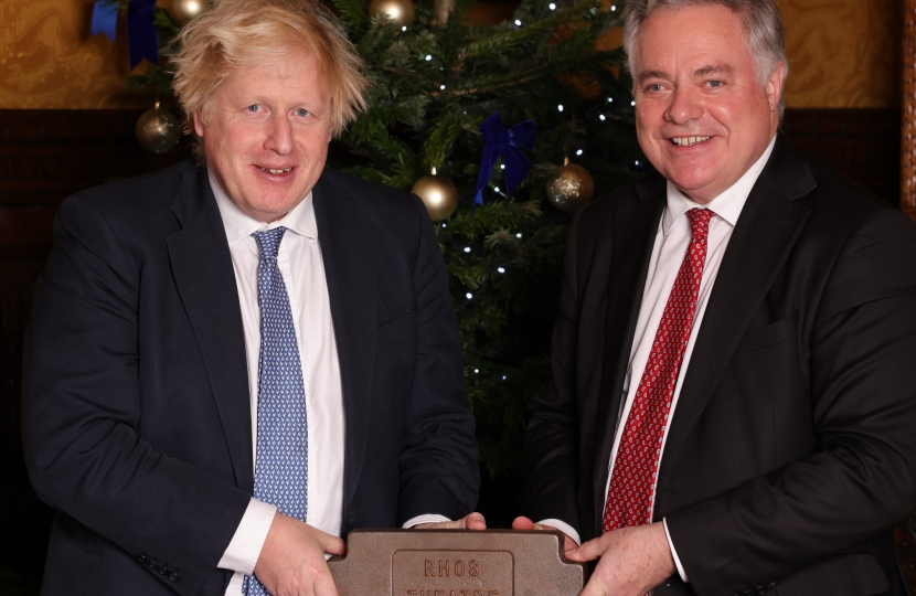 Simon Baynes MP with the Prime Minister Boris Johnson - Stiwt Counterweight