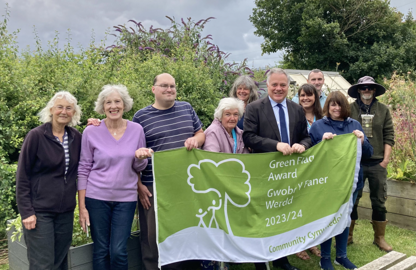 Simon Baynes MP Presents Green Flag and Certificate to Community ...