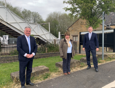 Simon Baynes - Grant Shapps at Ruabon Station