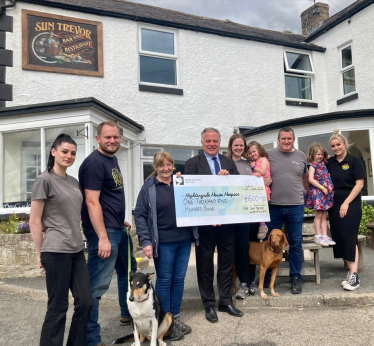 Simon Baynes MP with the team at The Sun Trevor near Llangollen